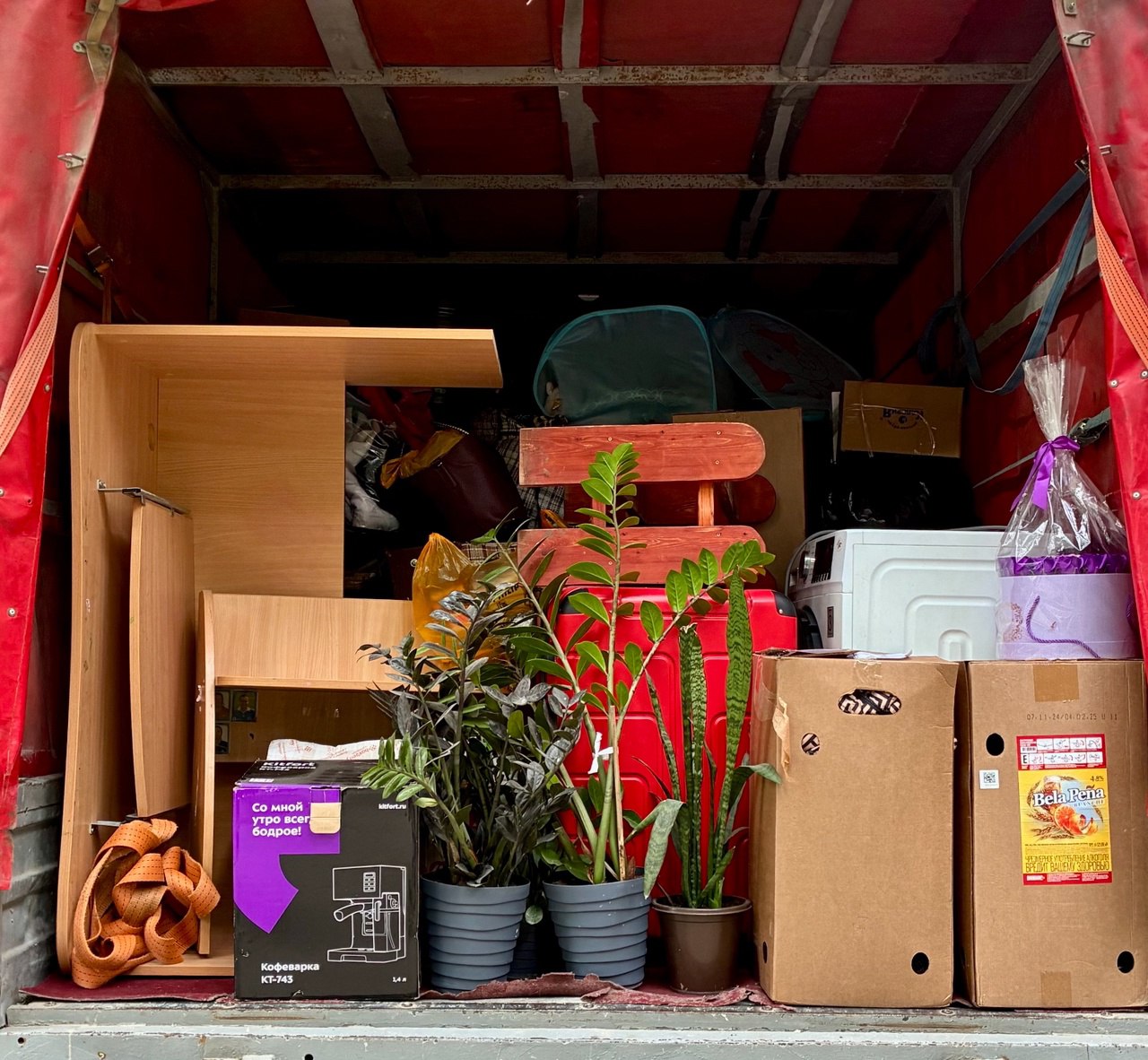 перегрузка вещей в грузовике при переезде Луганск image preview