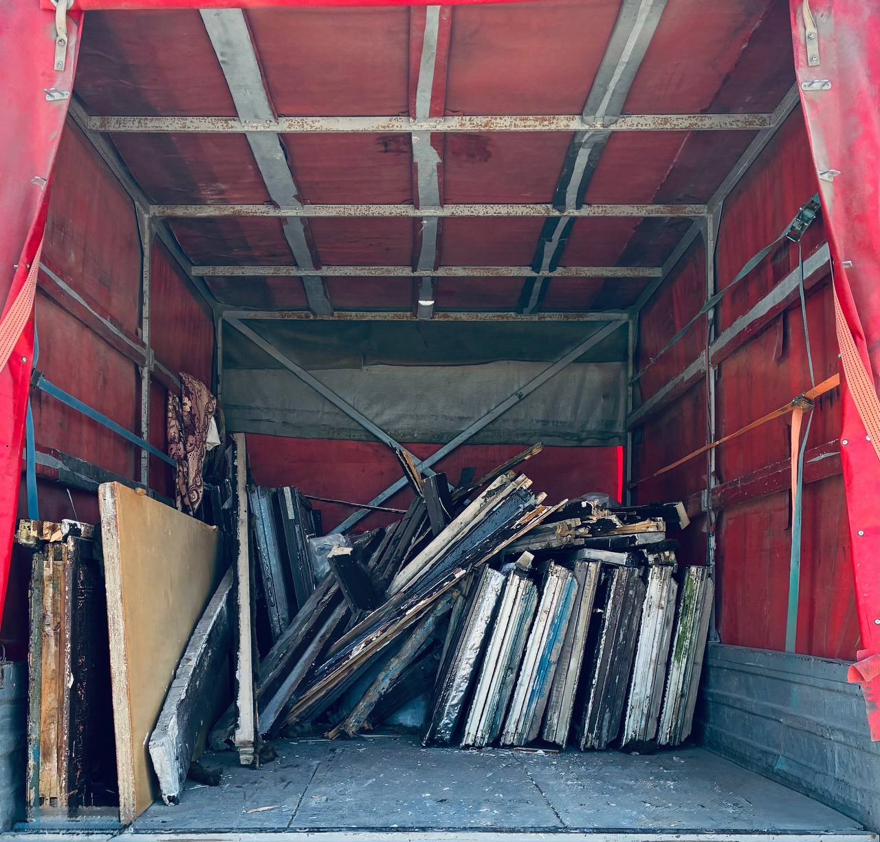 ♻ Вывезли на полигон ТБО старые окна и двери image preview