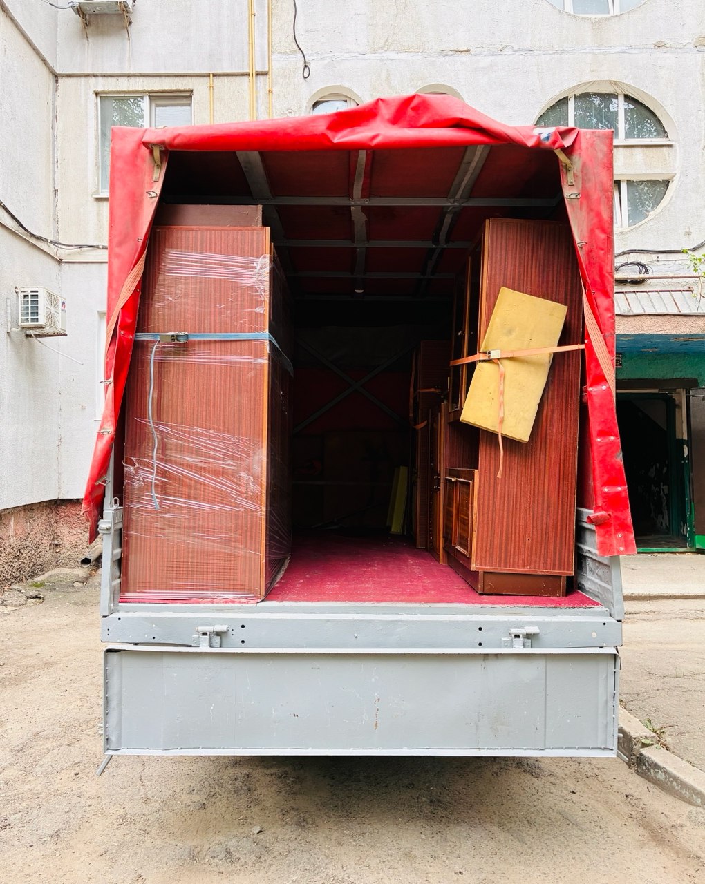 🛋 Снова перевезли советскую стенку! 🚛💪 image preview